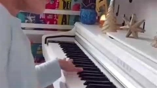 کودک هفت ساله‌‌ نابینایی که به زیبایی پیانو می نوازه