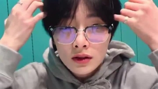 ”اینا عینکایین که یونگبوکی هیونگ برای تولدم برام خرید