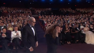 لحظه‌ی‌ اعلام برنده شدن انیمیشن کوتاه «در سایه سرو» در برنامه‌ی اسکار 2025