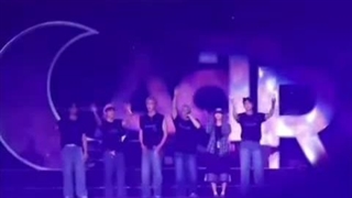 سوآ در کنسرت ژاپن اومد پیش اعضا وایییی چه گوگولین