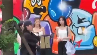 یکی از مانستیز ها آهیون رو به همراه ریتا و روکا بیرون کمپانی وقتی داشتن کنار دیوار نقاشی شده‌ی "hot sauce" عکس می‌گرفتن ، دیده